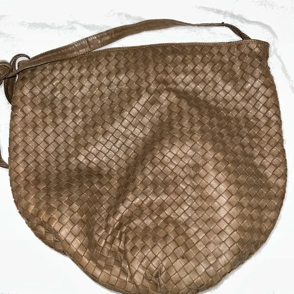 Bottega Veneta 🔥Taupe Woven Leather Shoulder Bag🔥 - Picture 2 of 13